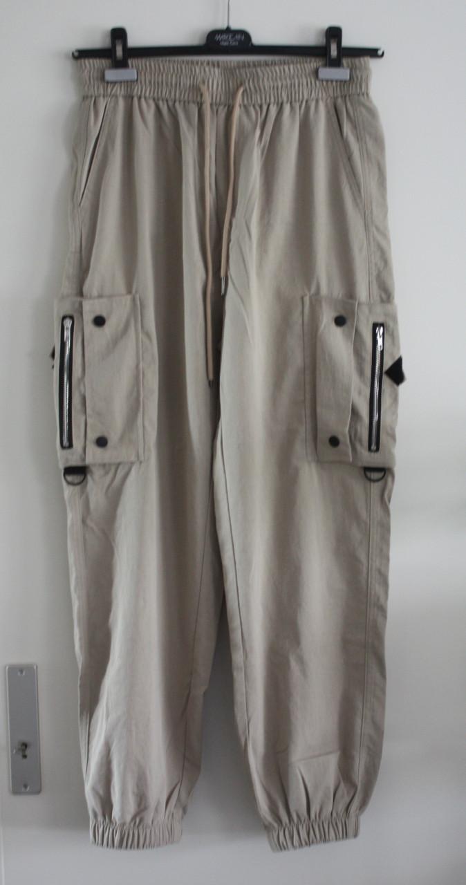 Beige broek met lange zakken maat L
