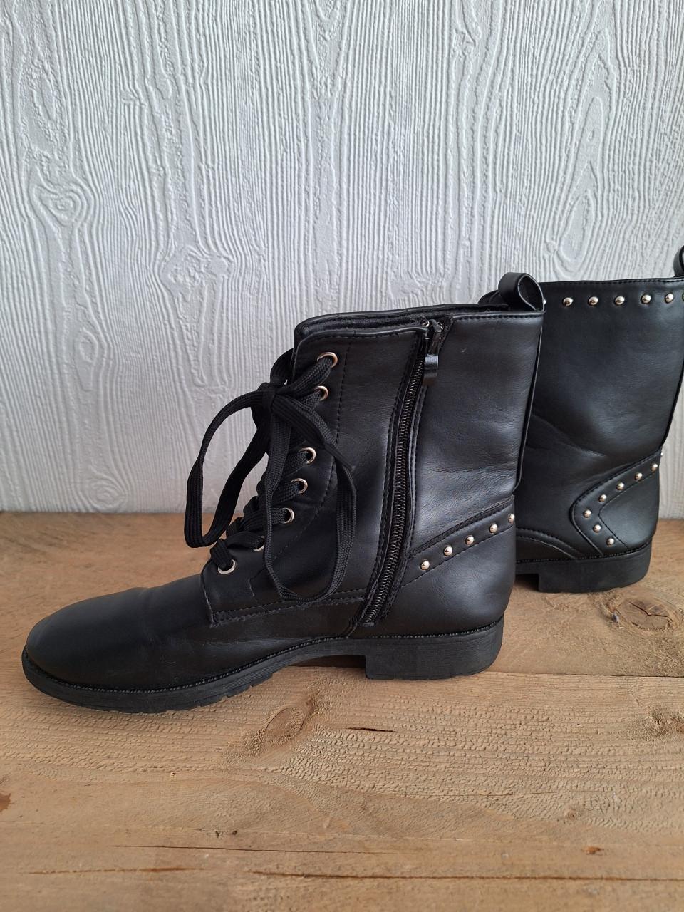 Laarsjes met achter rits. maat 40