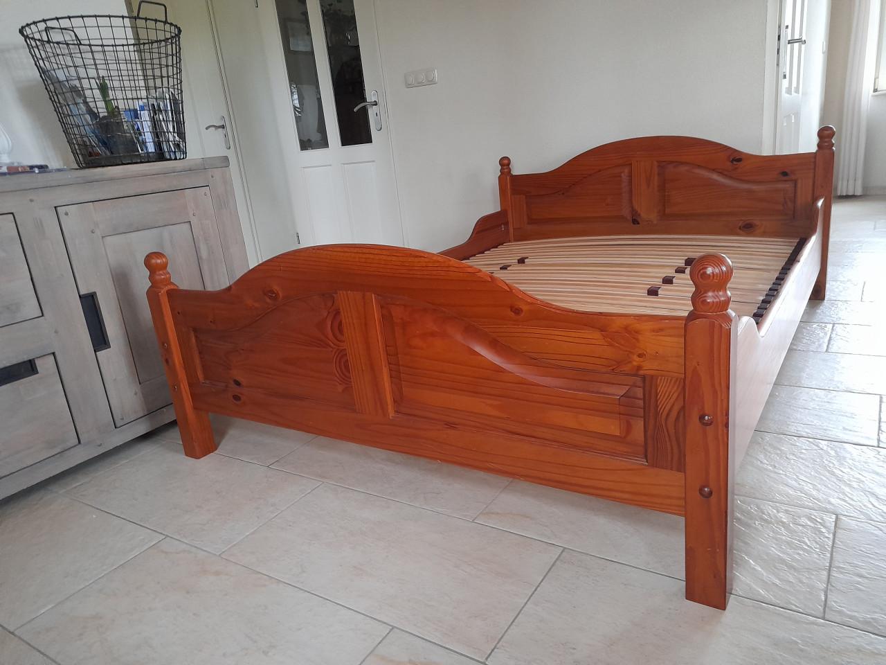 Houten bed 140 x 200 ( in goede nette staat )