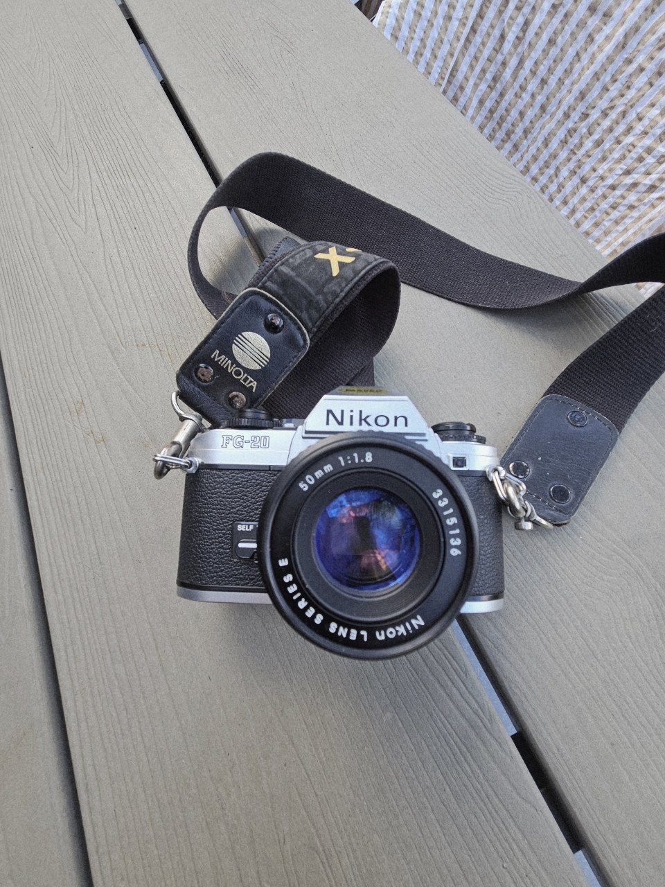 Werkende Nikon FG-20, 35 mm spiegelreflexcamera met een 50 mm E lens...