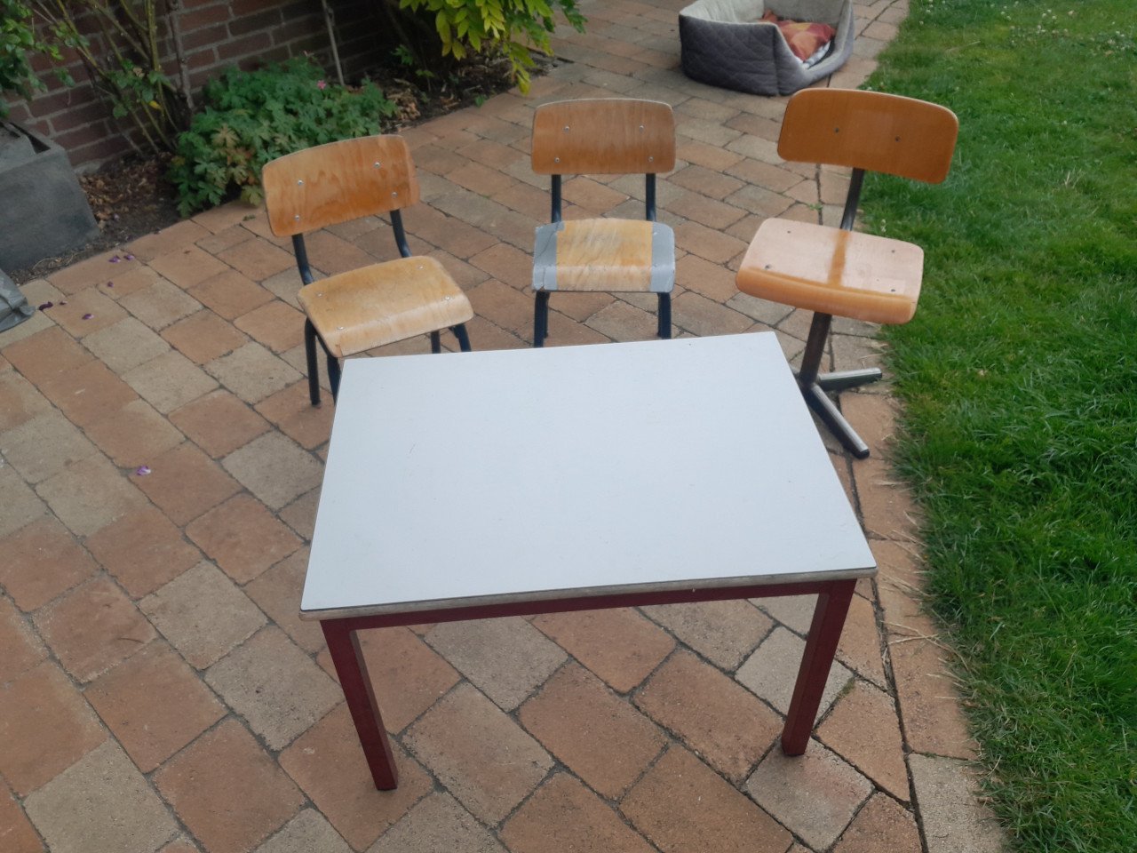 Tafeltje en 3 houten kleuterschool stoeltjes