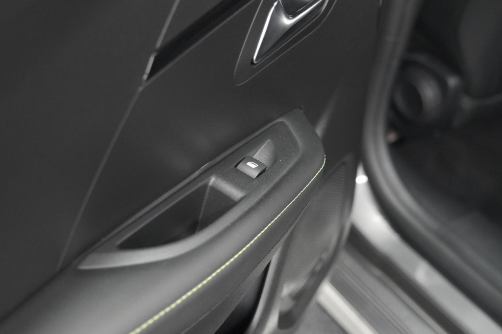 Peugeot 208 puretech 100 gt | camera | adaptieve cruise control | navigatie