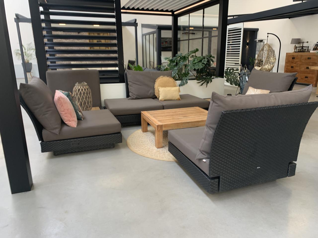 Loungeset zwart met ALL WEATHER kussens en 3 tafels.