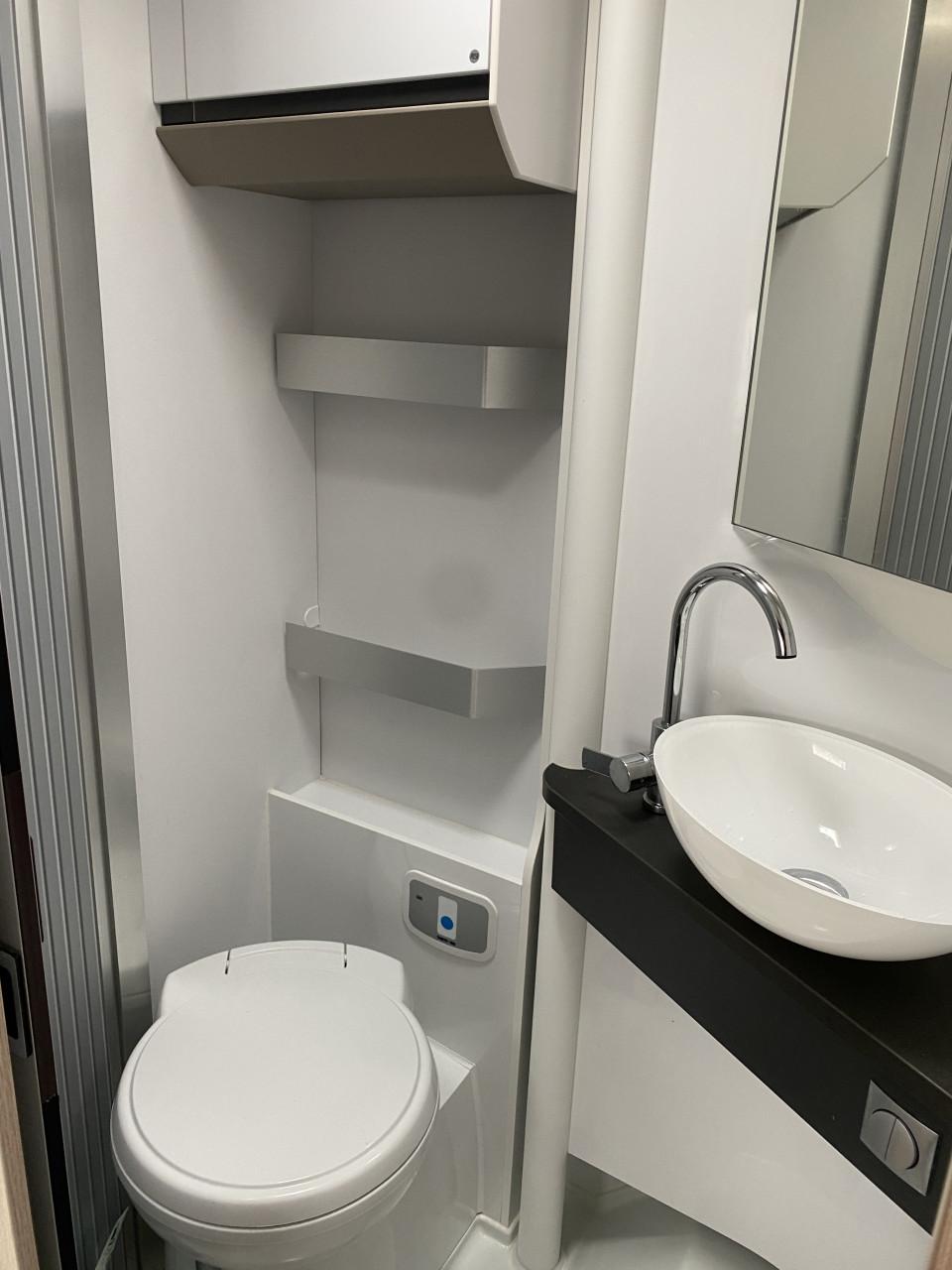 Adria | Compact DL - Half-integraal camper in nieuwstaat!