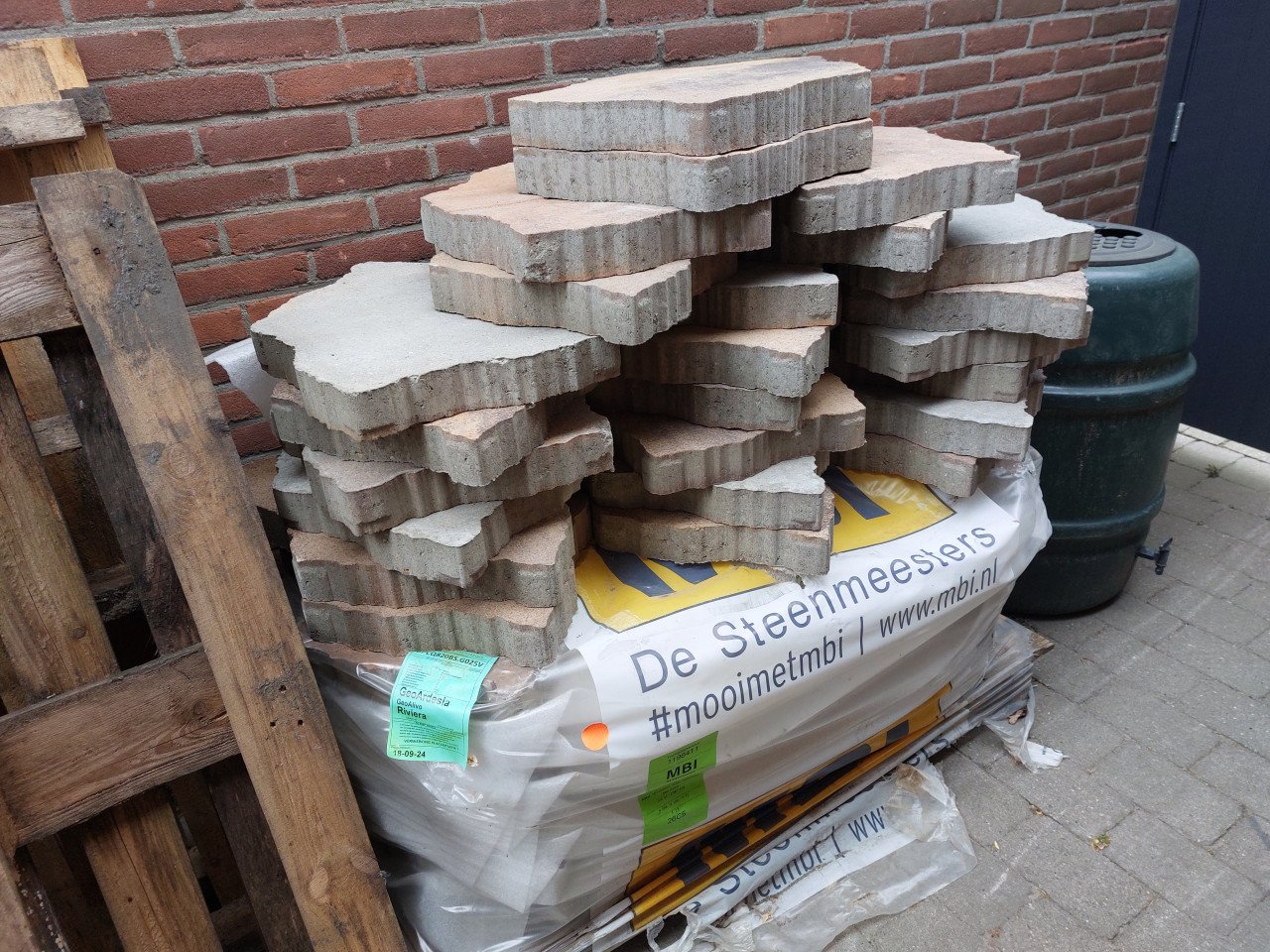 Terras/stapstenen rood gekleurd