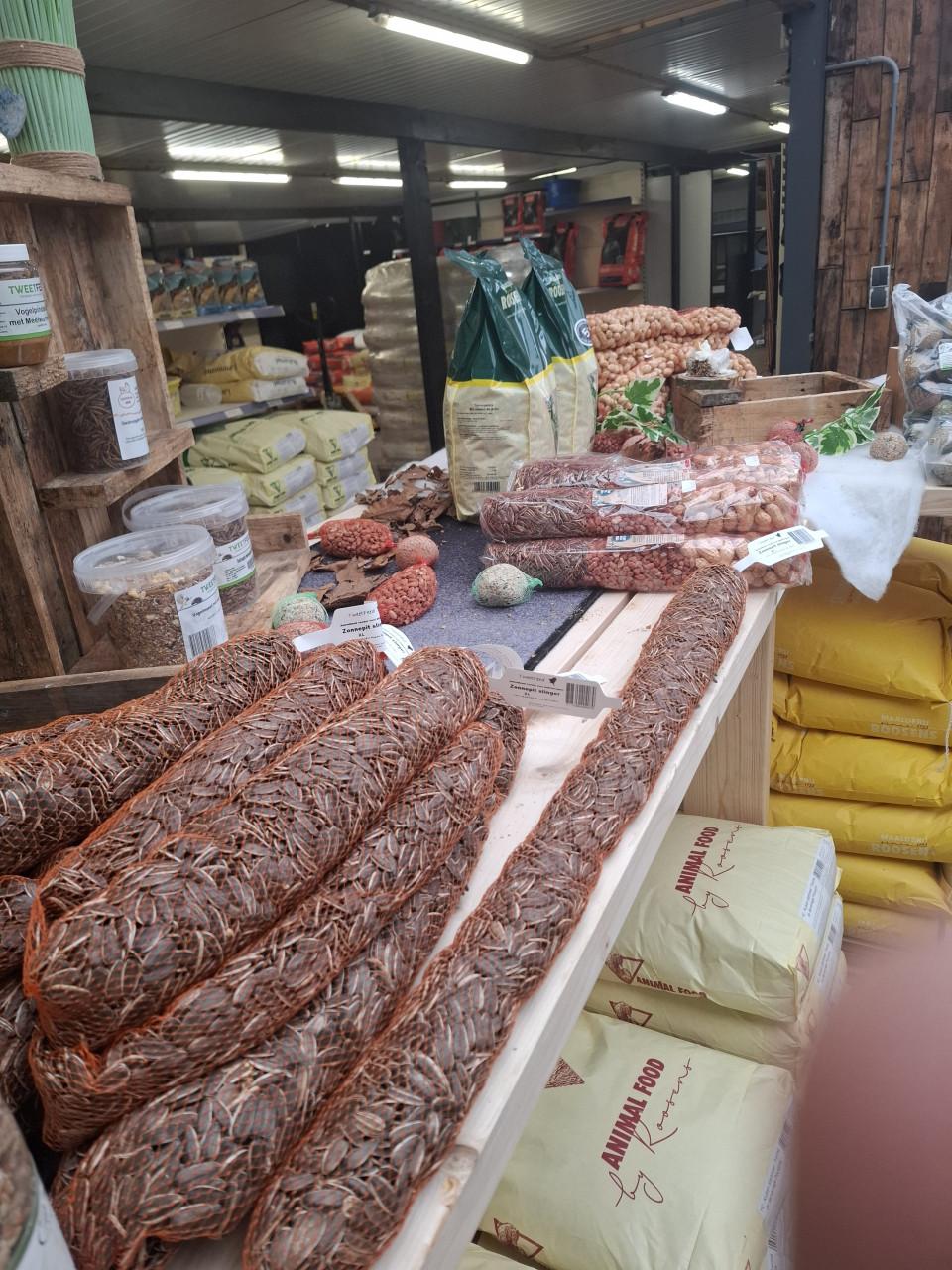 Allerlei voeders voor de vogels in de natuur