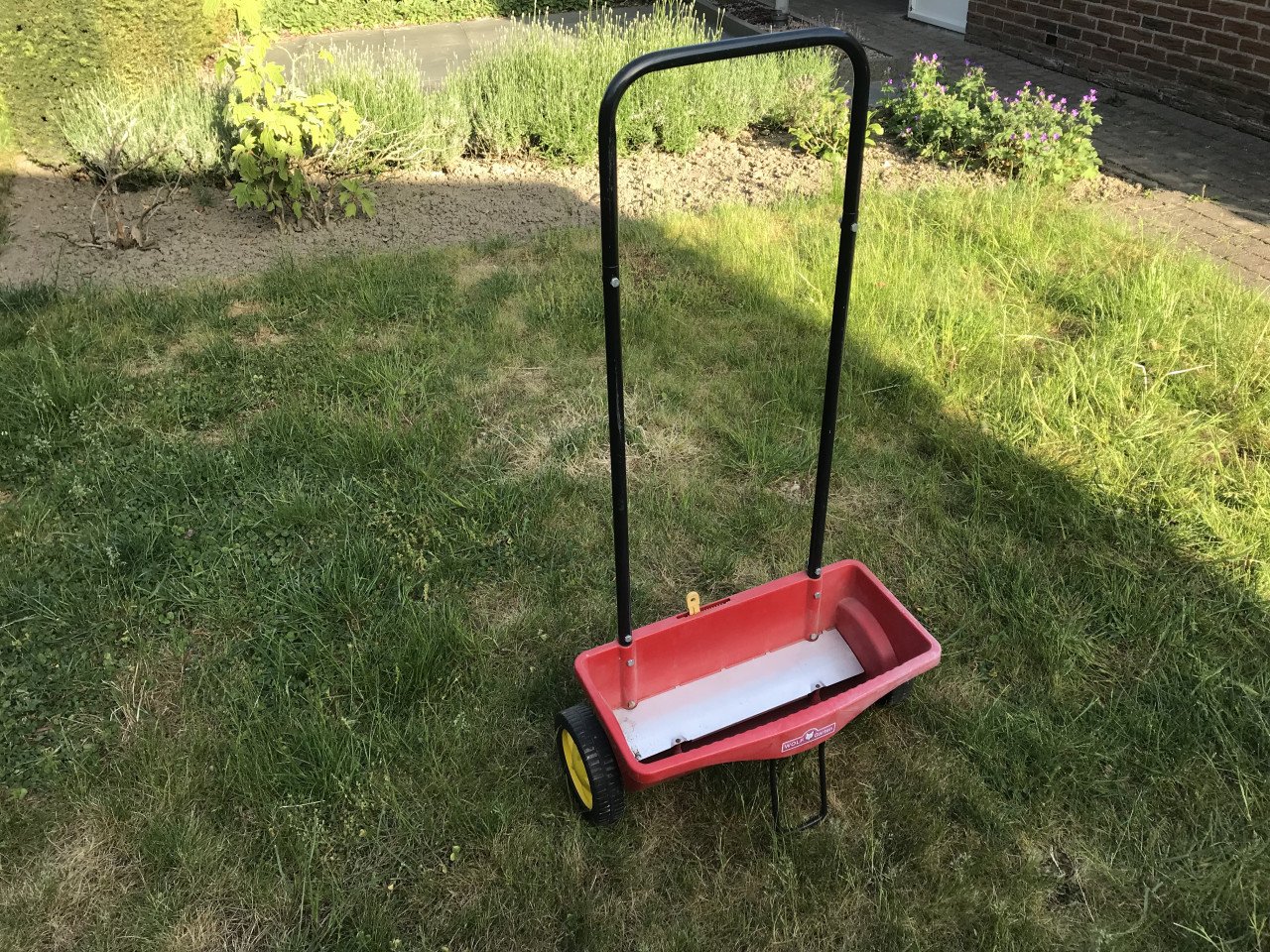 Te koop : Wolf-Garten strooiwagen