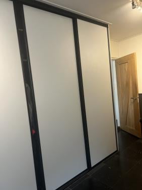 Schuifdeuren wit met zwarte lijsten 4 stuks