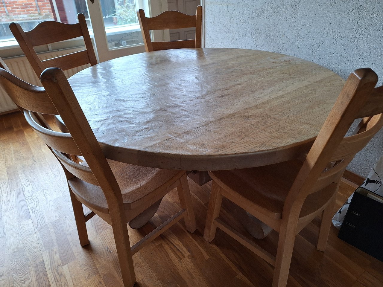 Tafel rond massief eiken met vier stoelen massief eiken