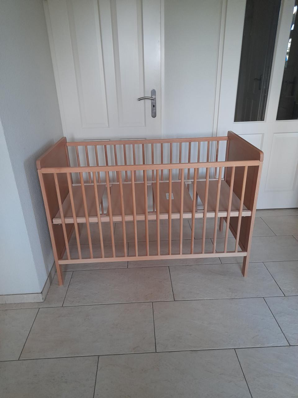 Houten ledikantje (in goede nette staat )