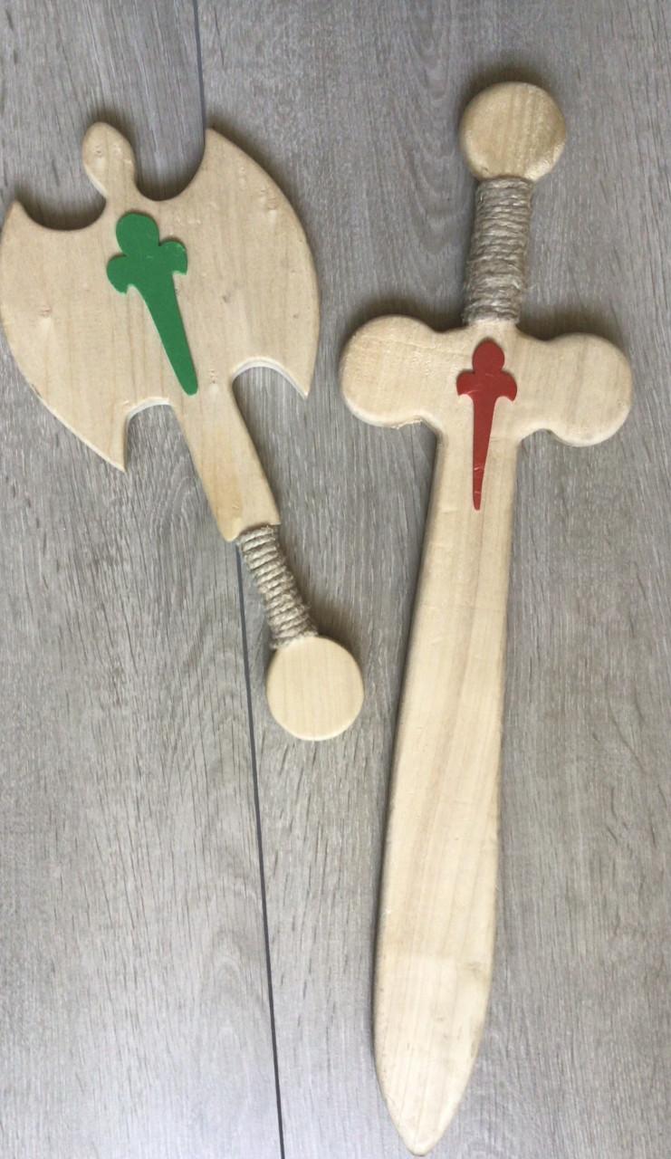 Houten zwaard en bijl