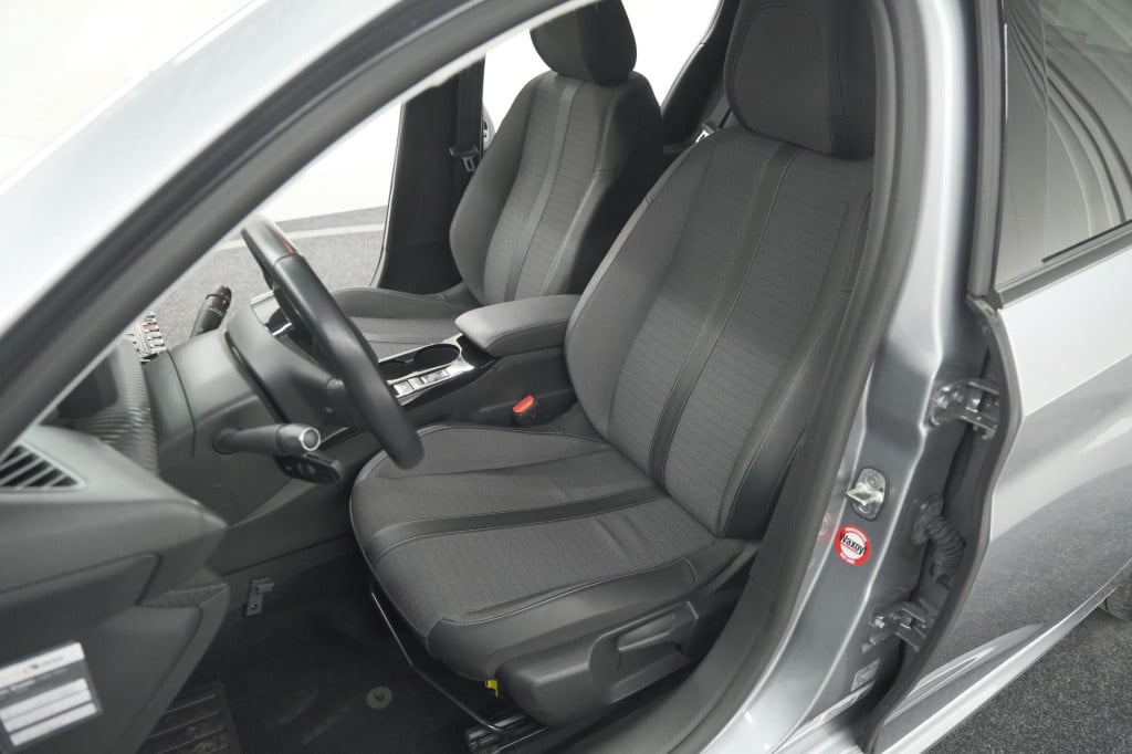 Peugeot 208 puretech 100 allure | camera | navigatie | apple carplay | park