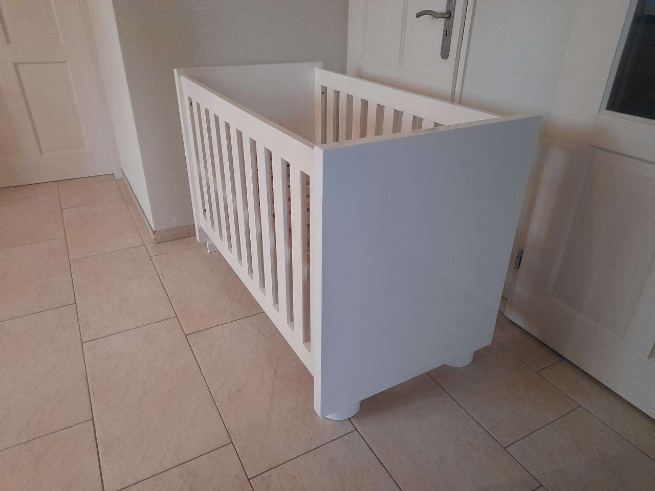 Prachtig wit stevig ledikantje (in goede nette staat ) TWF