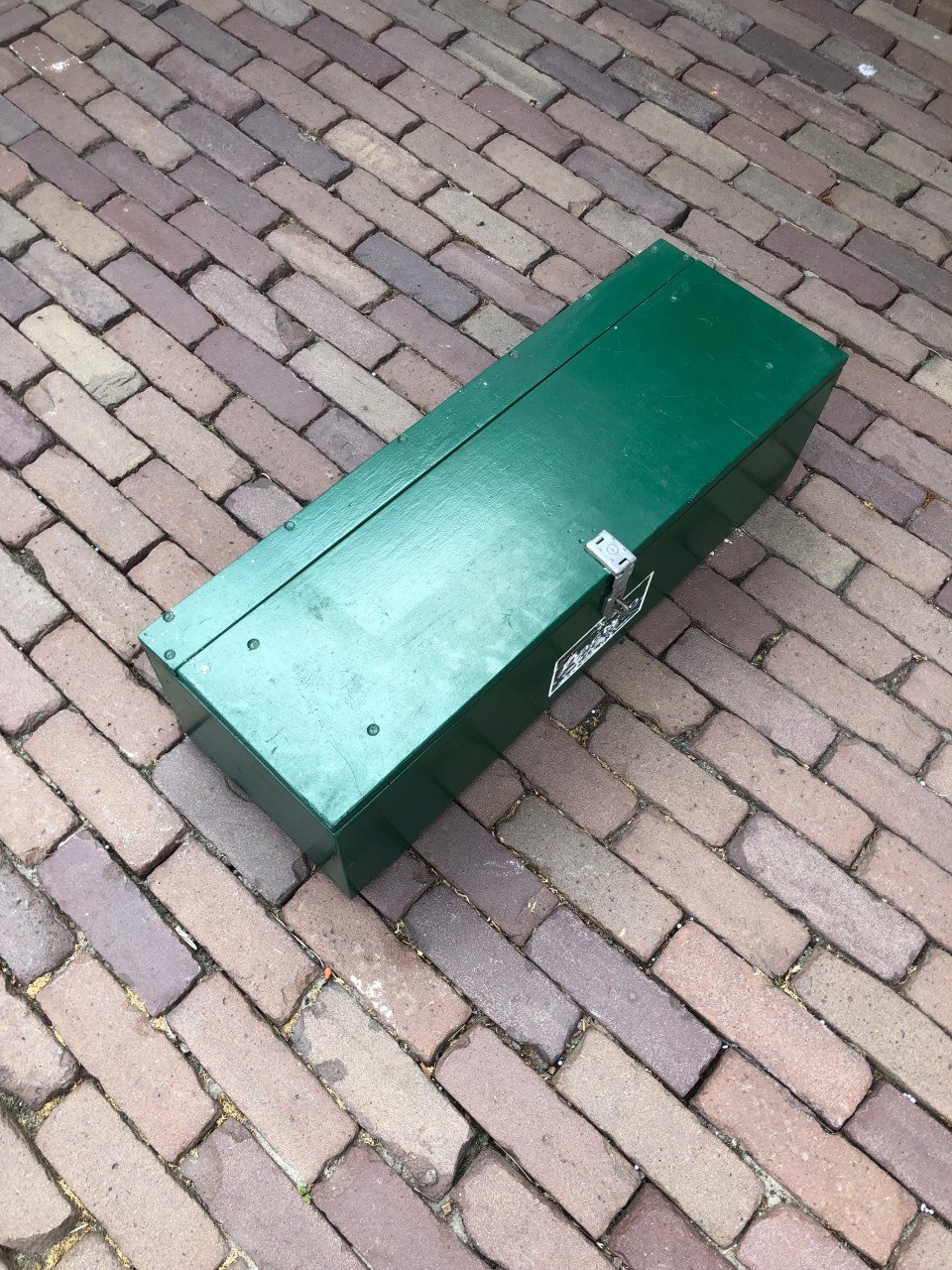 Groene houten gereedschap kist.