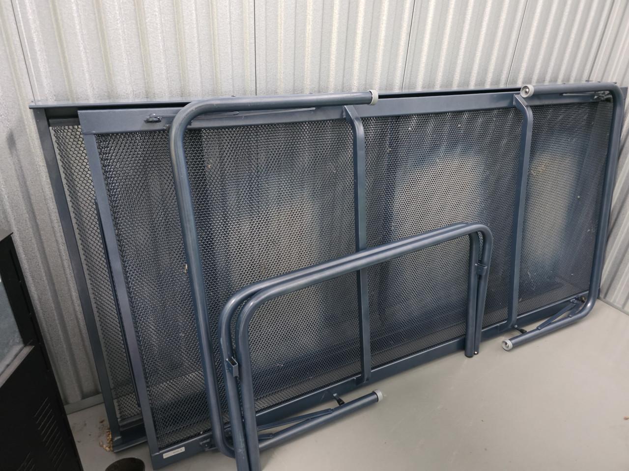 1 persoons bed met onderschuif bed.