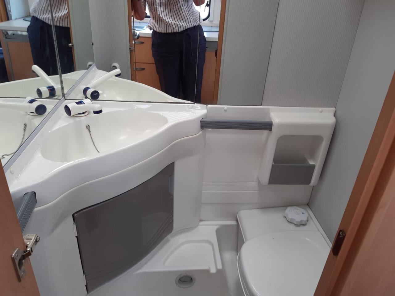 Zeer goed onderhouden en complete KNAUS 420QD Sudwind caravan te koop.