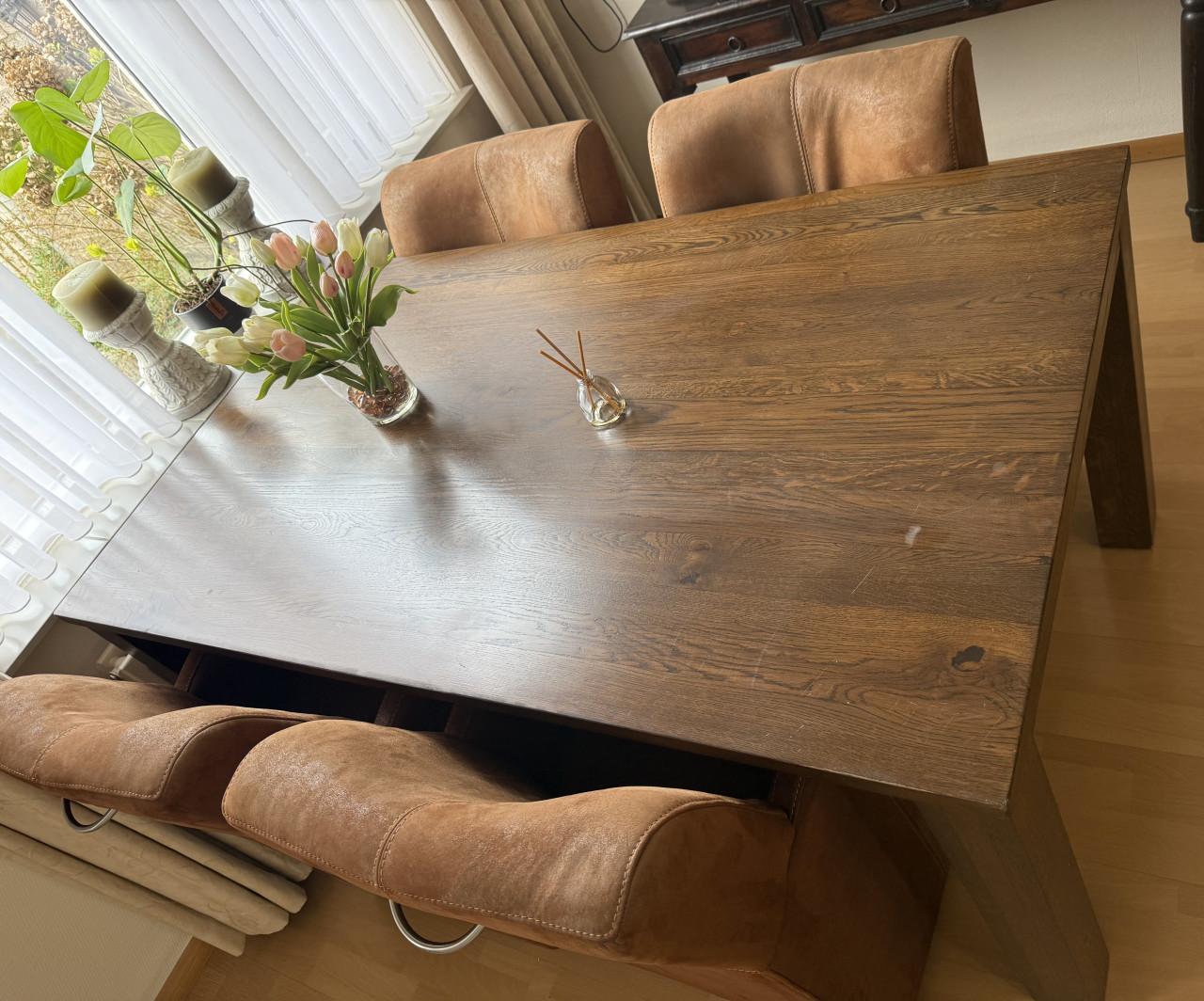 Eettafel (teak) en 4 bijbehorende heel goed zittende stoelen.