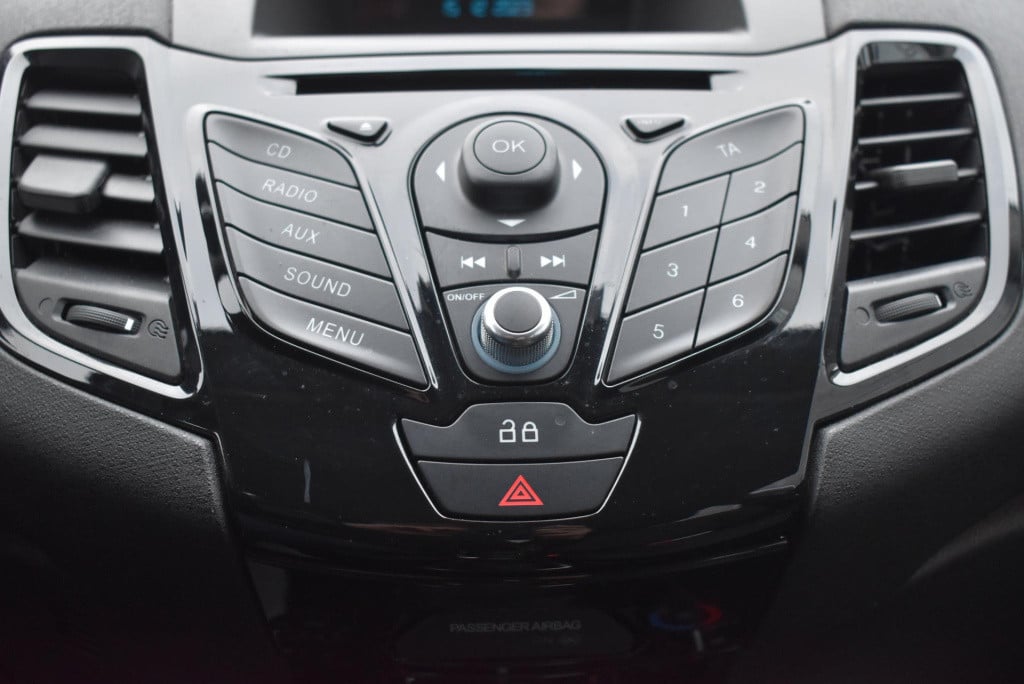 Ford Fiesta 1.0 titanium | nieuwe distributieriem | radio | airco | lichmet