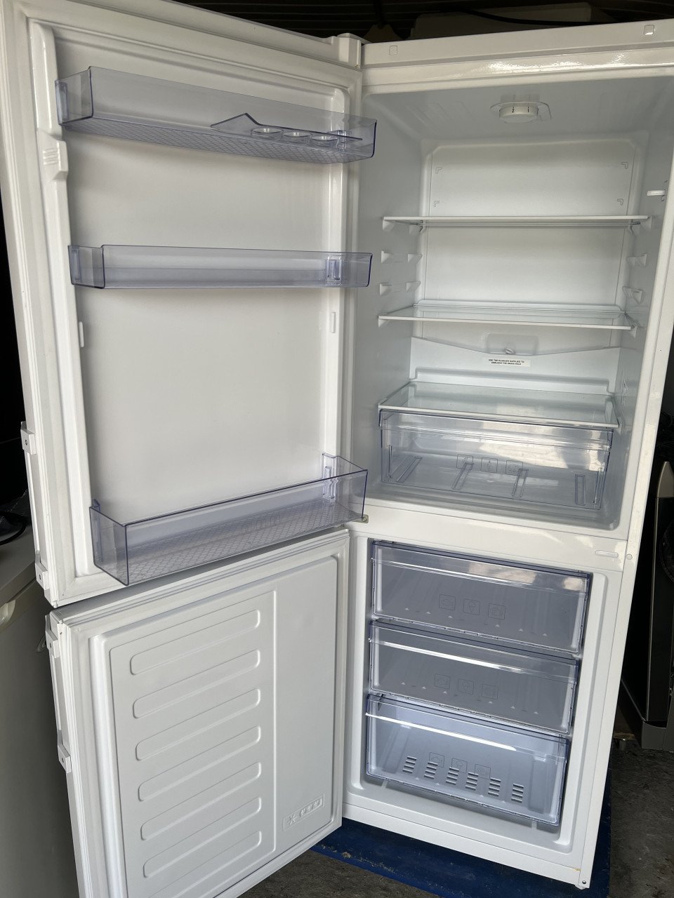 Bijna nieuwe koel-vriescombinatie A+ klasse 152x55 cm. Koelkast en vriezer
