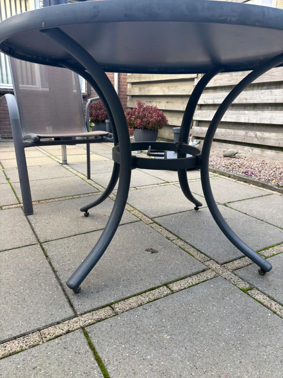 Tuinset met 4 stoelen, bijpassende kussens en een hoes