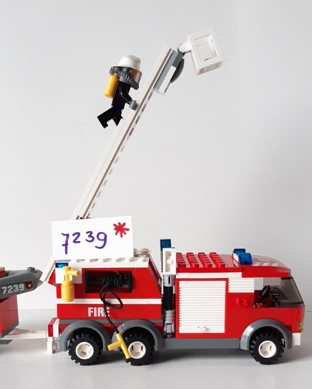 Lego 7239 brandweer ladderwagen met aanhanger en bootje.