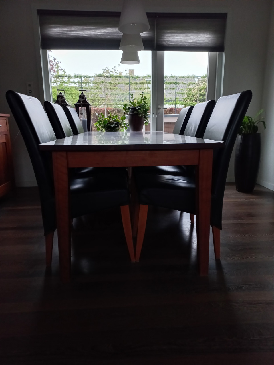 Eetkamertafel + 6 lederen stoelen