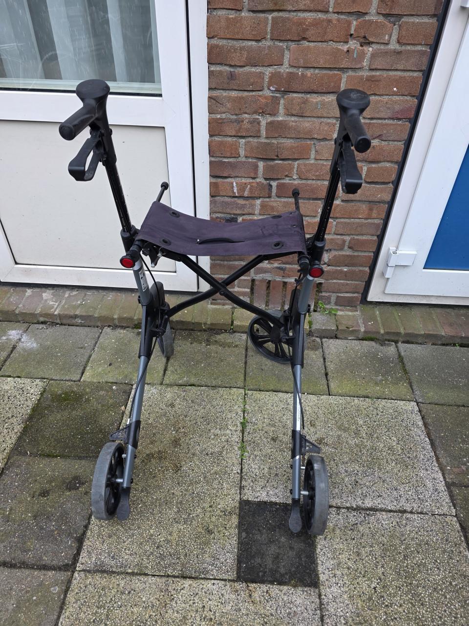 Rollator in goed staat met goed handrem-inklapbaar