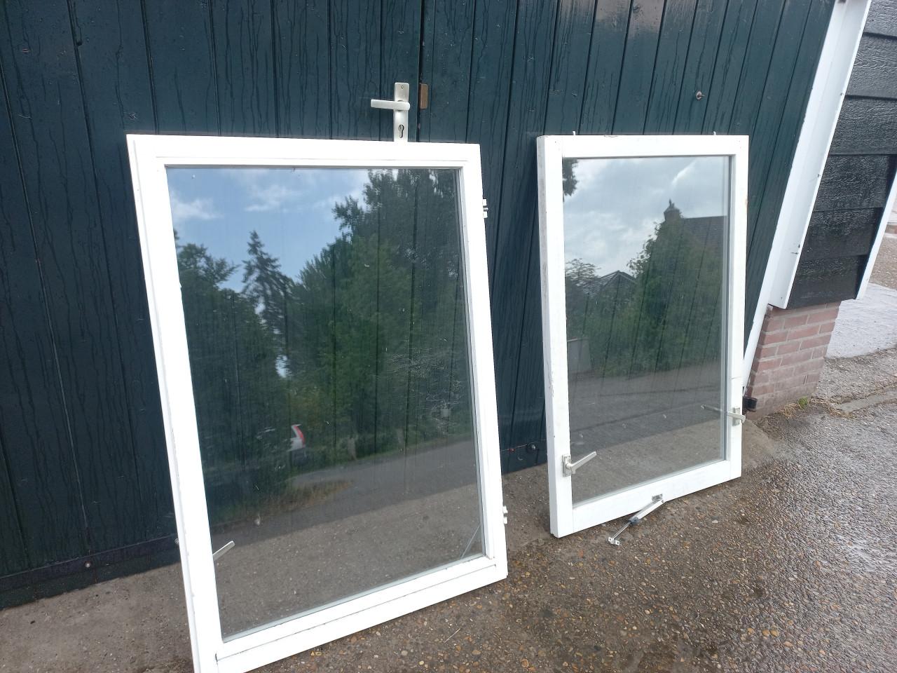 Hardhouten kozijnen met dubbel glas,zo goed als nieuw