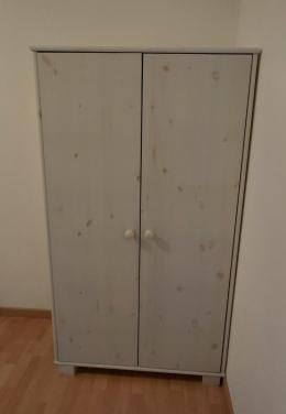 Witte kledingkast