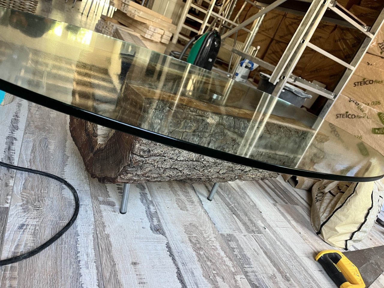 Unieke boomstam salontafel met gehard glas