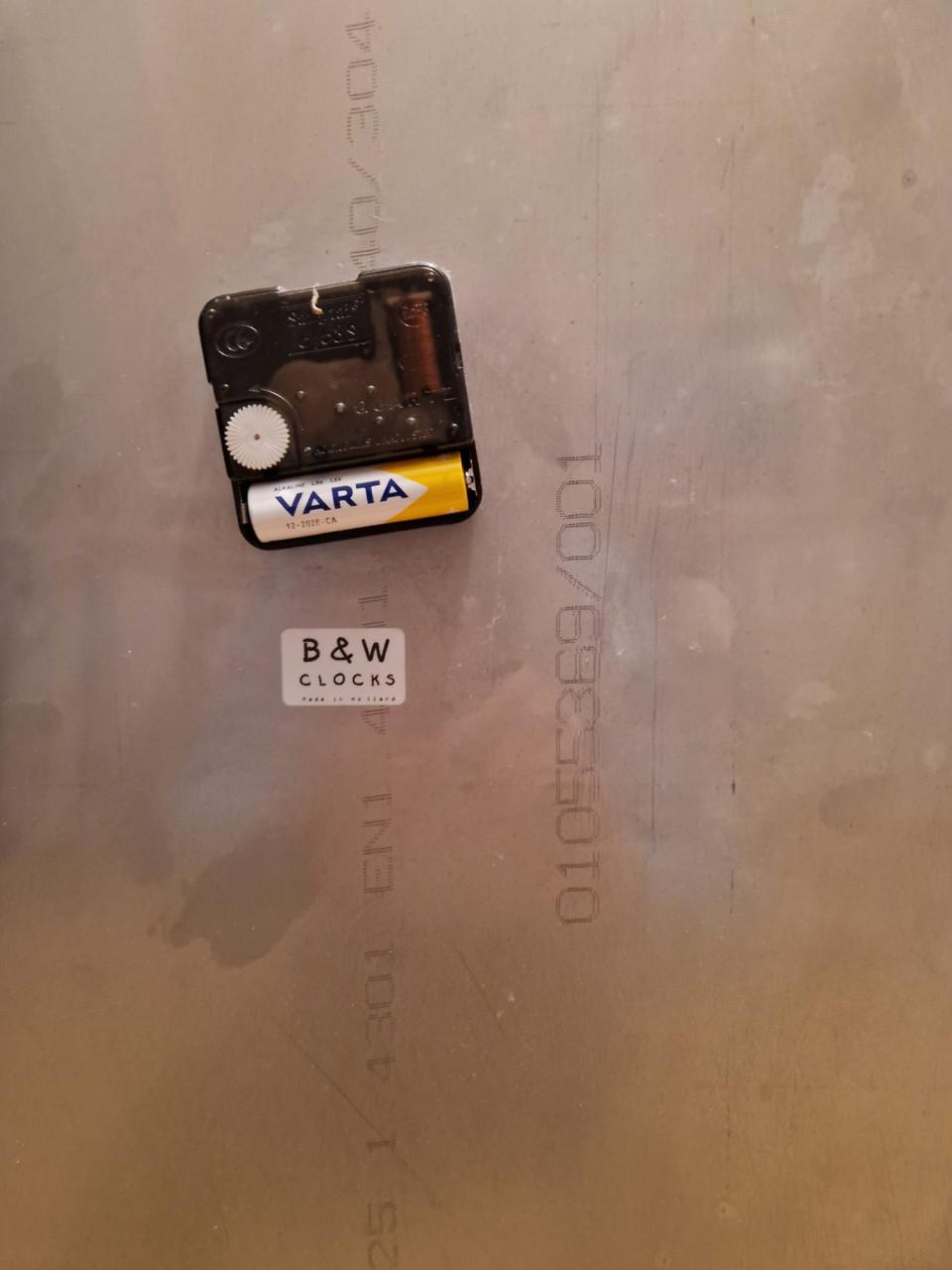 Roestvrijstalen langwerpige klok 30 x 90 cm.