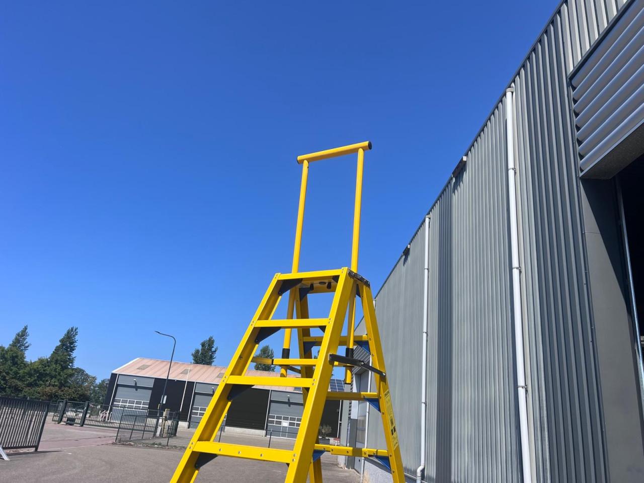 Trap 10 treden dubbel oploopbaar met steunbeugel kunststof NIEUW