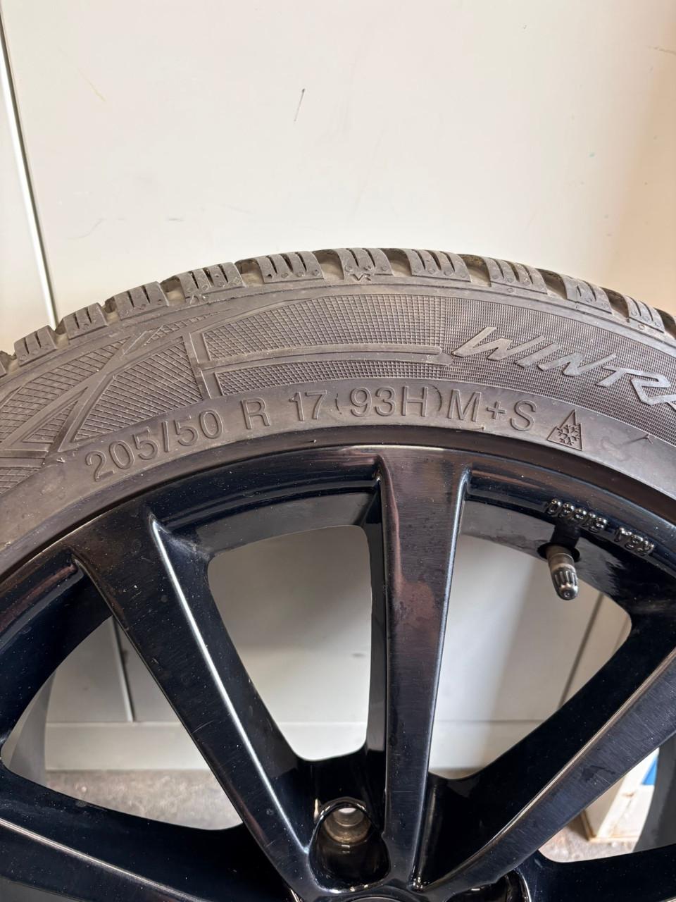 17 inch velgen met winterbanden.