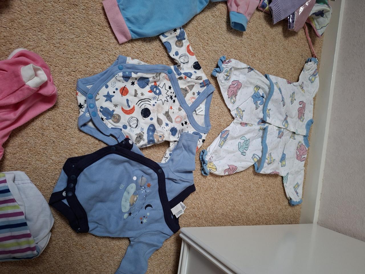Heel veel verschillende poppen kleertjes