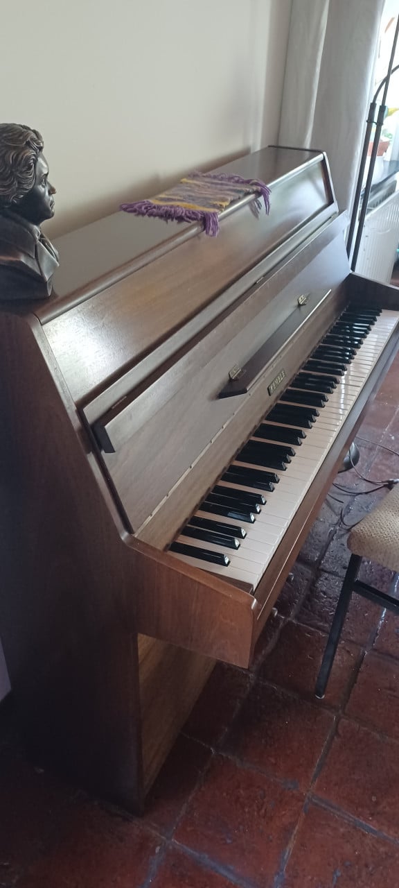 Piano Kemble