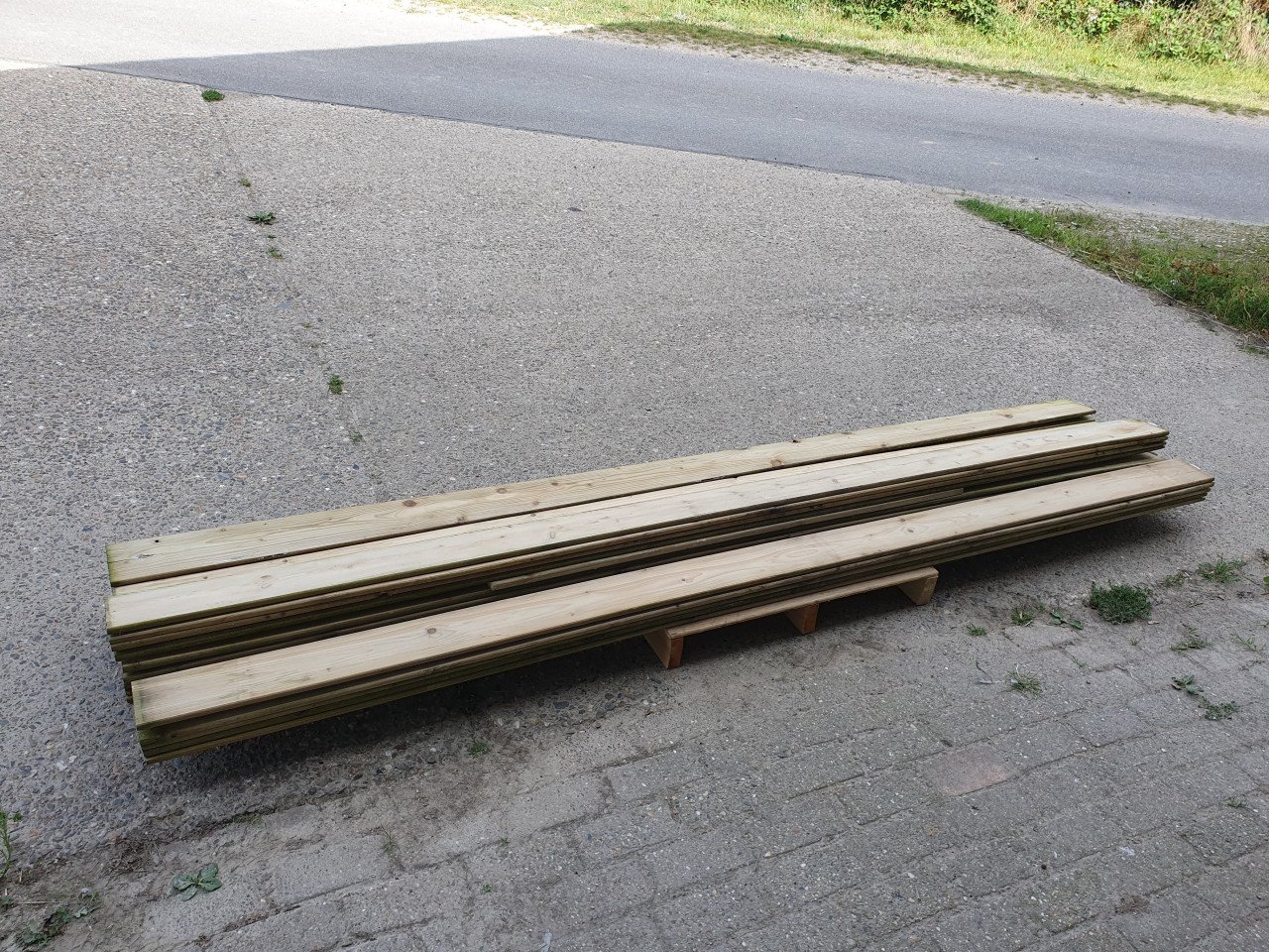 25 planken geïmpregneerd hout van 3 meter lengte.