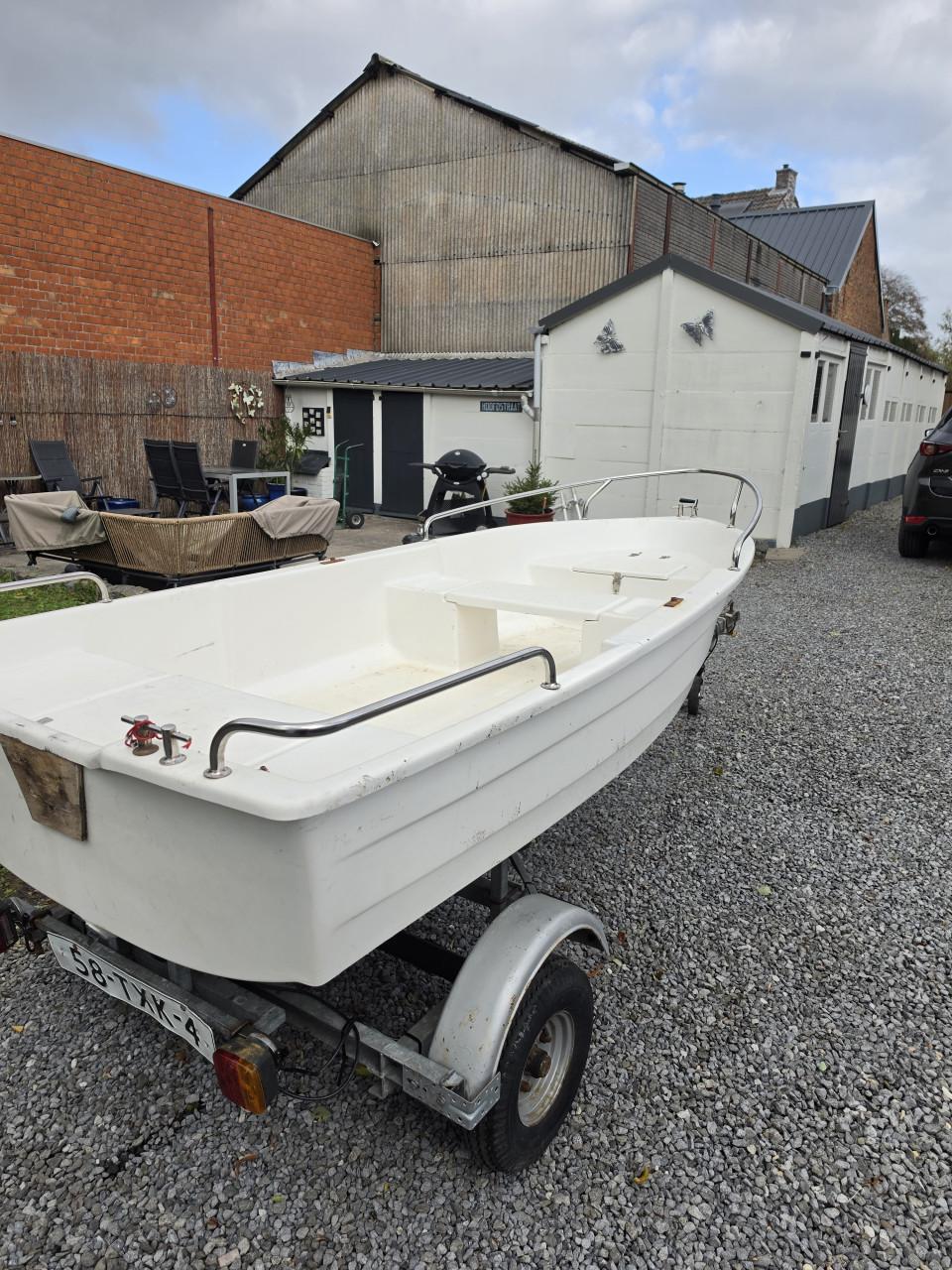 Leuk bootje met trailer en fourstroke motor