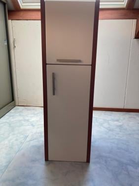 Te koop aangeboden: 2 stuks nog in zeer goede staat, badkamerkastje