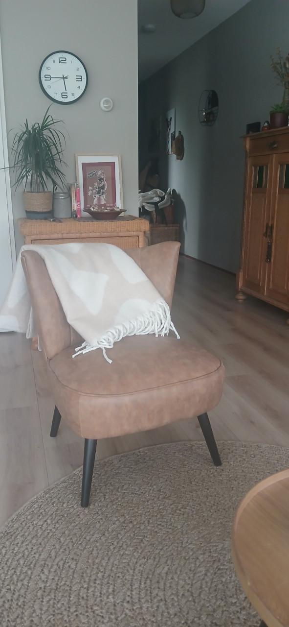 Bruin stoeltje in goede staat, voor woon- of slaapkamer. Kleur: lichtbruin.