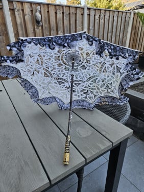 Prachtige vintage bruiloft kanten parasol met een mooie houten handvat...
