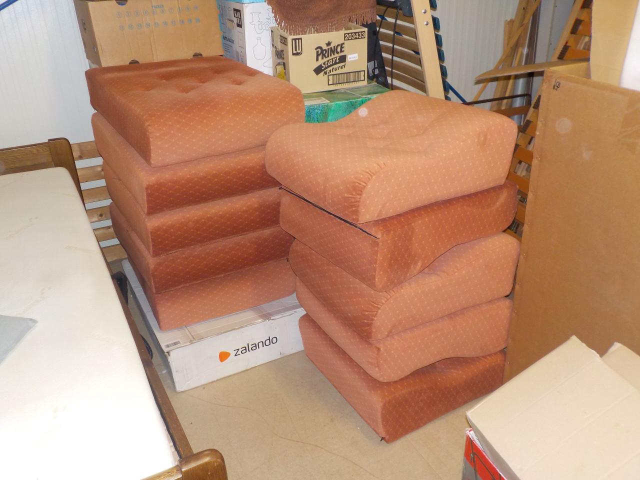 10 stevige kussens voor een houten bankstel in zeer goede staat bankstel