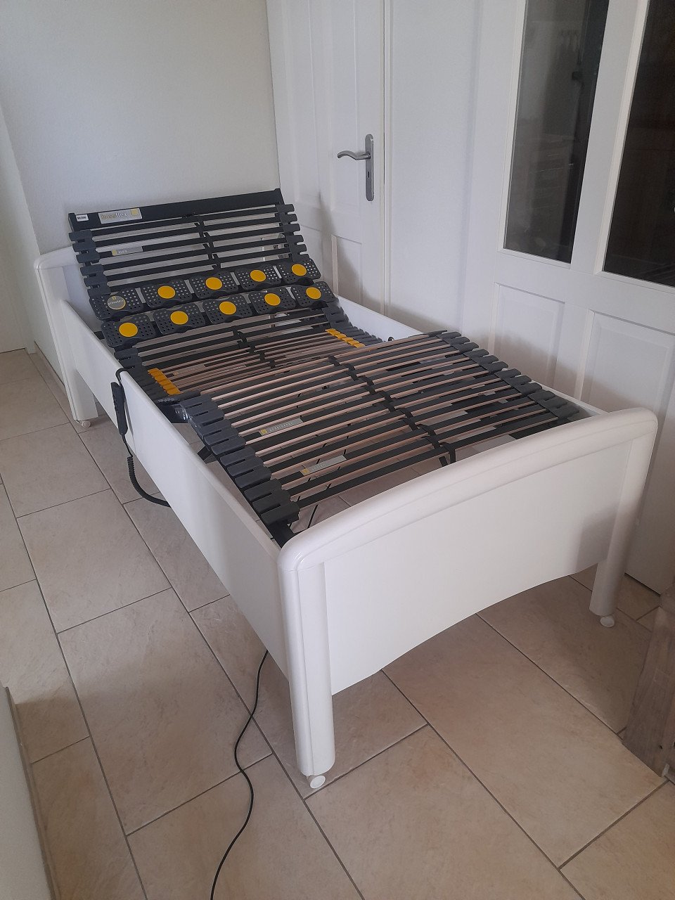 Elektrisch verstelbaar 1 persoons bed 90 X 200 (in goede nette staat )