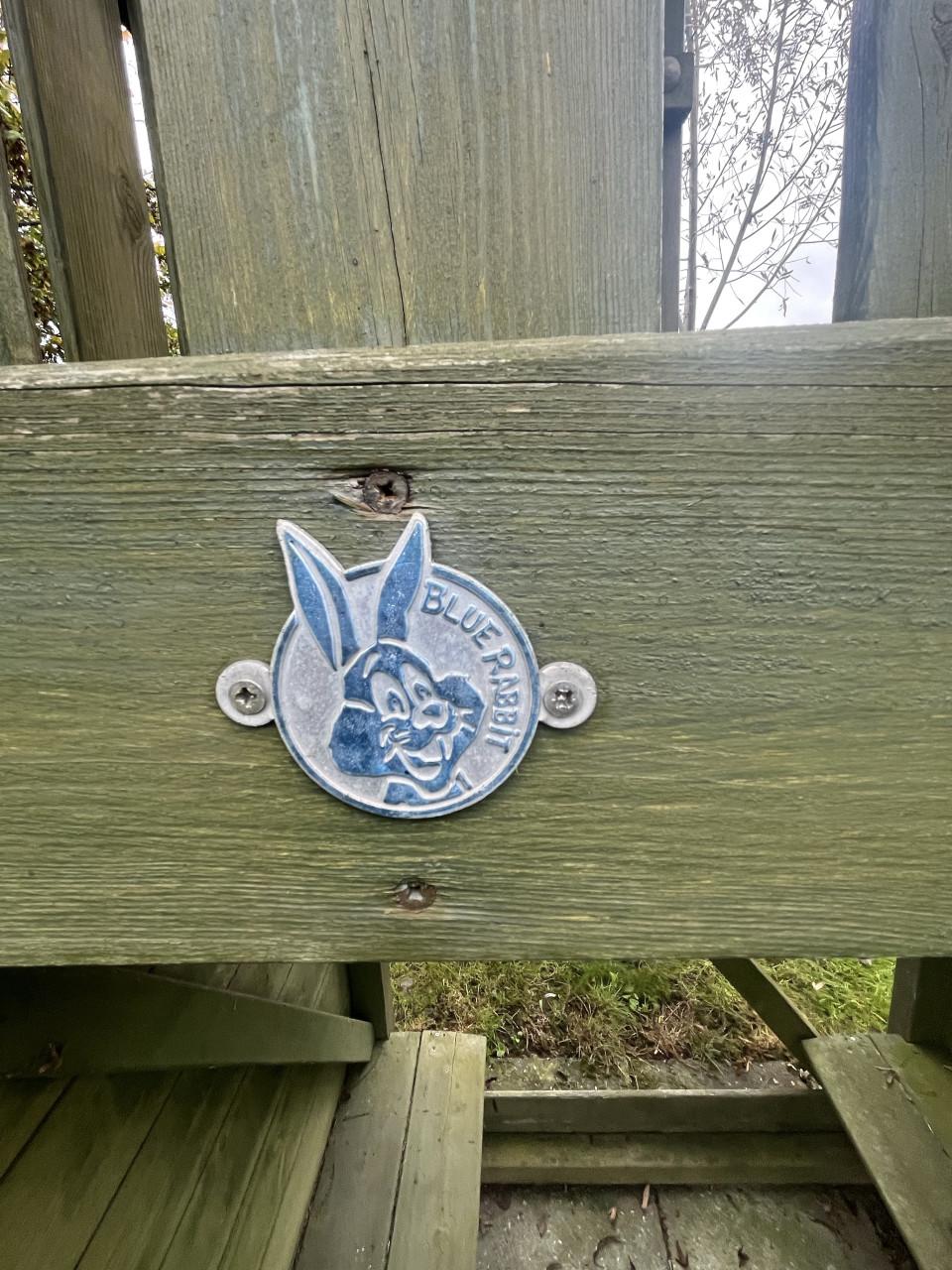 Speeltoestel met schommels,  glijbaan, enz.