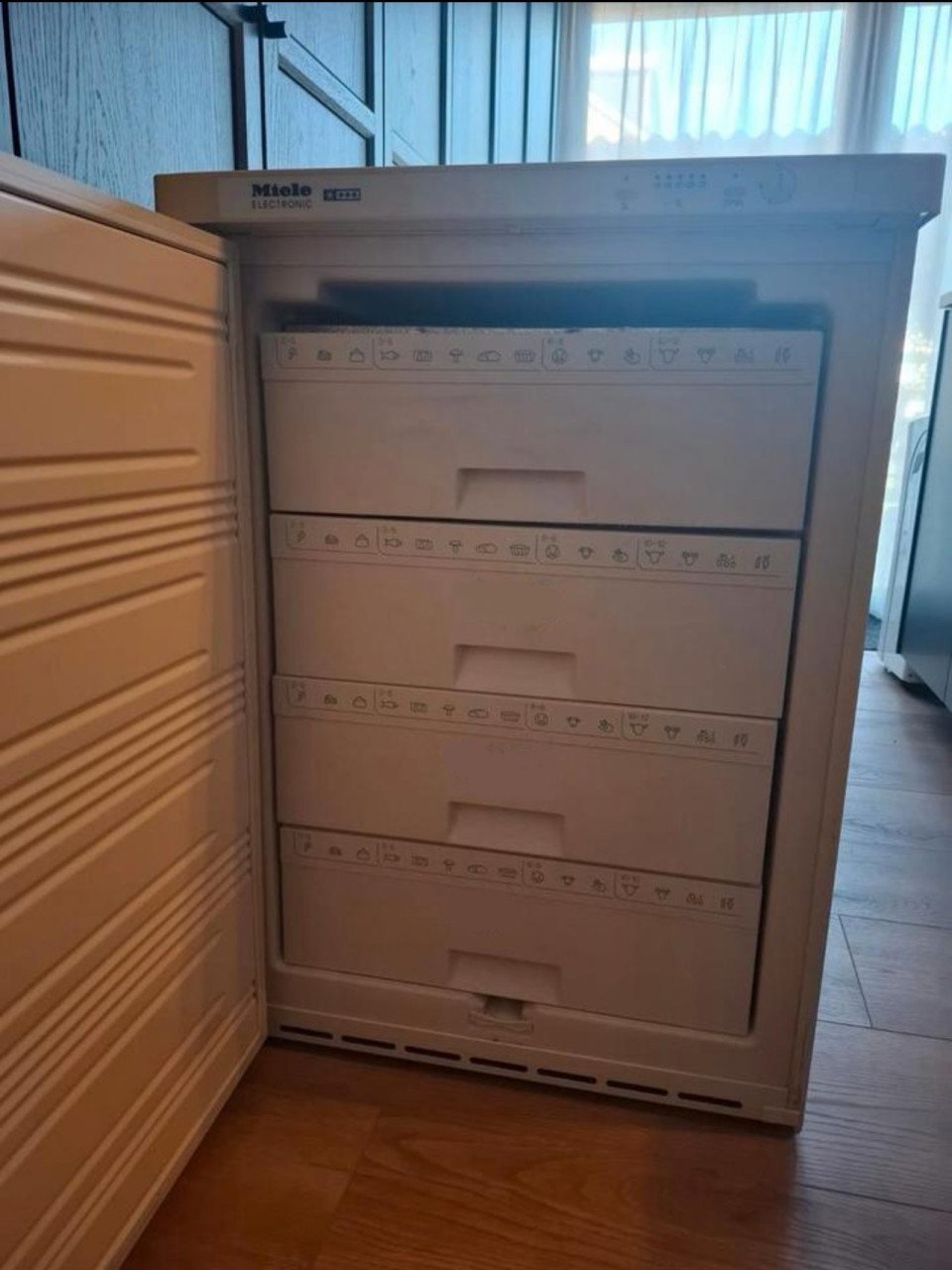 Miele 4 laden vrieskast inhoud Vriezer 141 liter 85x60 cm.