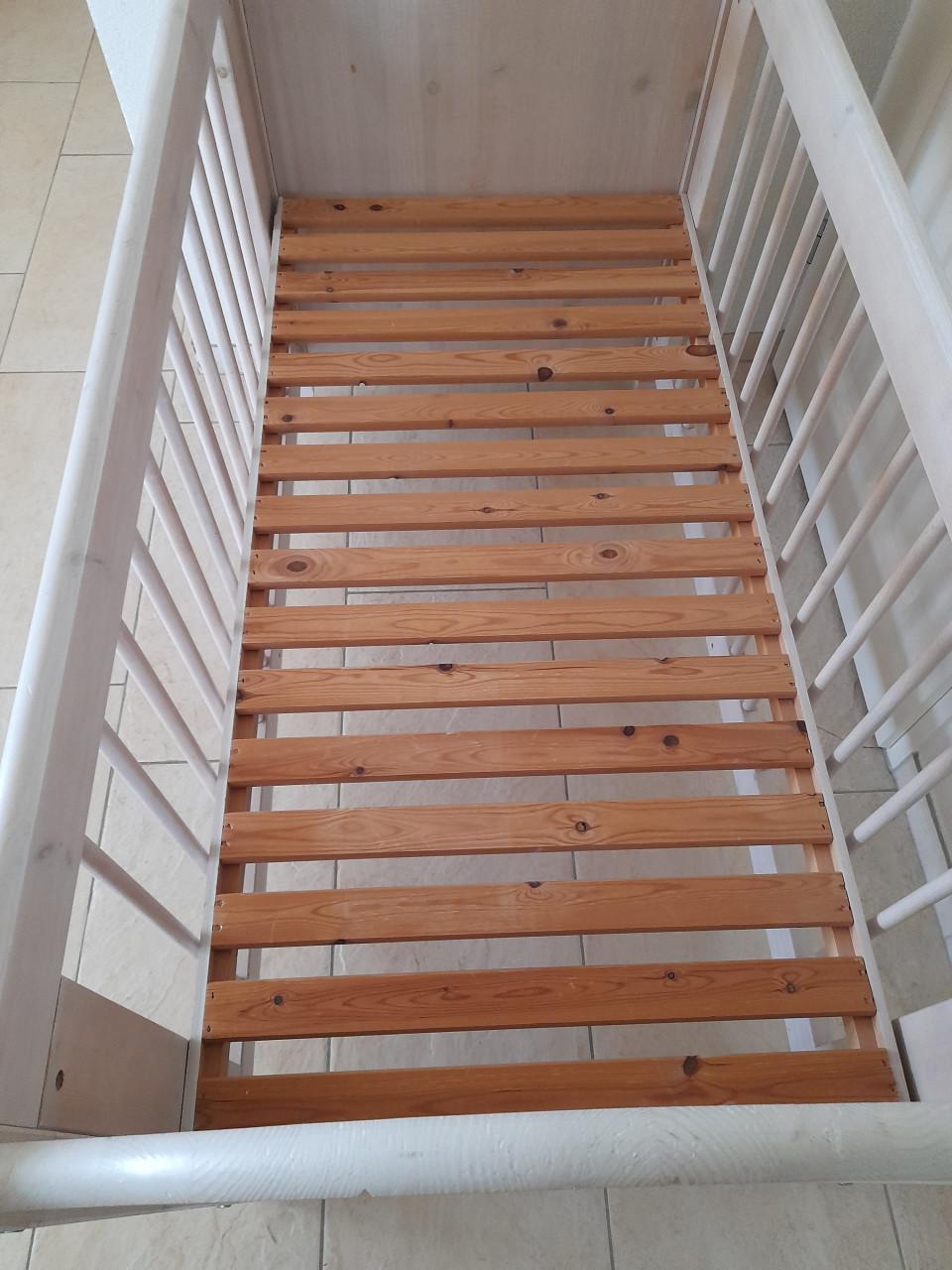 Massief houten white wash ledikantje (in goede staat)in hoogte verstelbaar!