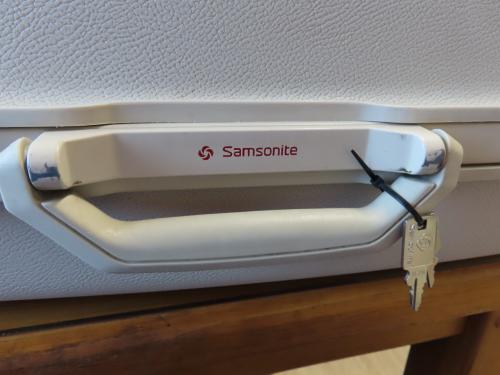 Samsonite koffer €.10,00 Kleur: Wit Lang 68 cm.