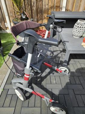 Zgan Topro Troja 5G rollator in de kleur rood zeer nette staat, nieuw model