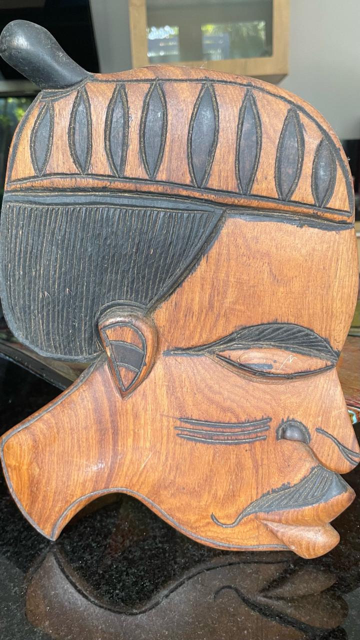 Afrikaans houtsnijwerk 2 beelden. Hoogte 30 cm en breed 19 cm.