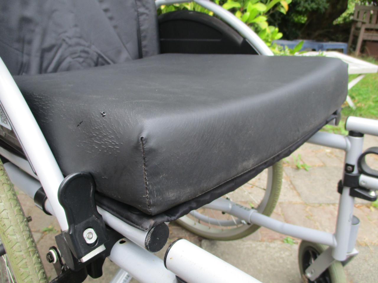 Exel G3 Eco rolstoel met dik foam kussen