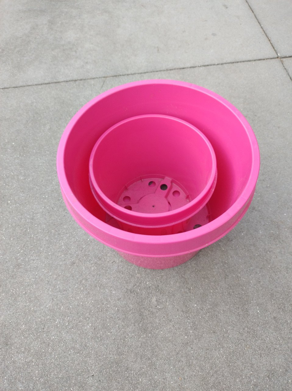 Nieuw: 2 rose plastic kweekpotten, diameter 19 + 26 cm